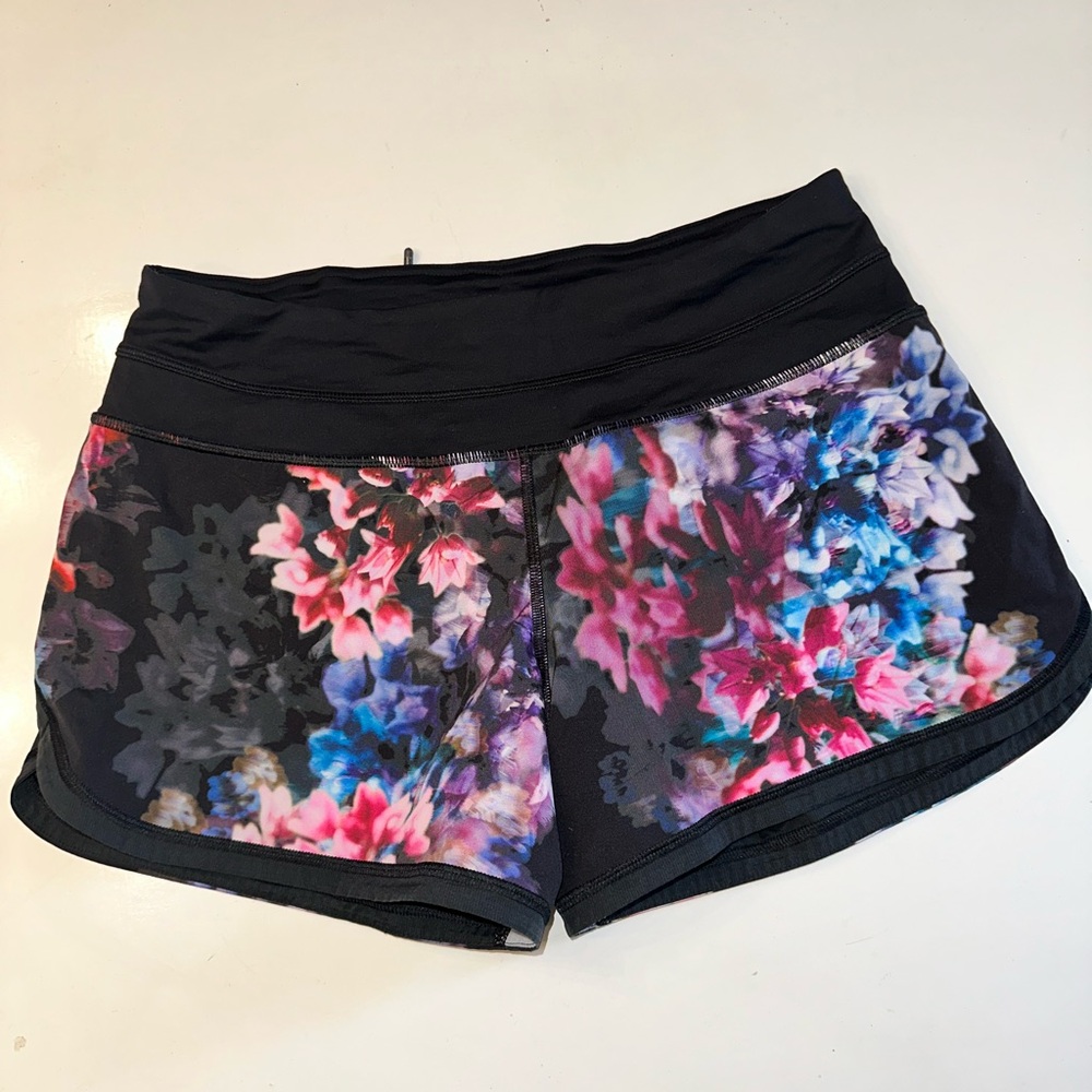 Lululemon ATHLETA Groovy Run Floral Women's Shorts Size 6 Gym Yoga